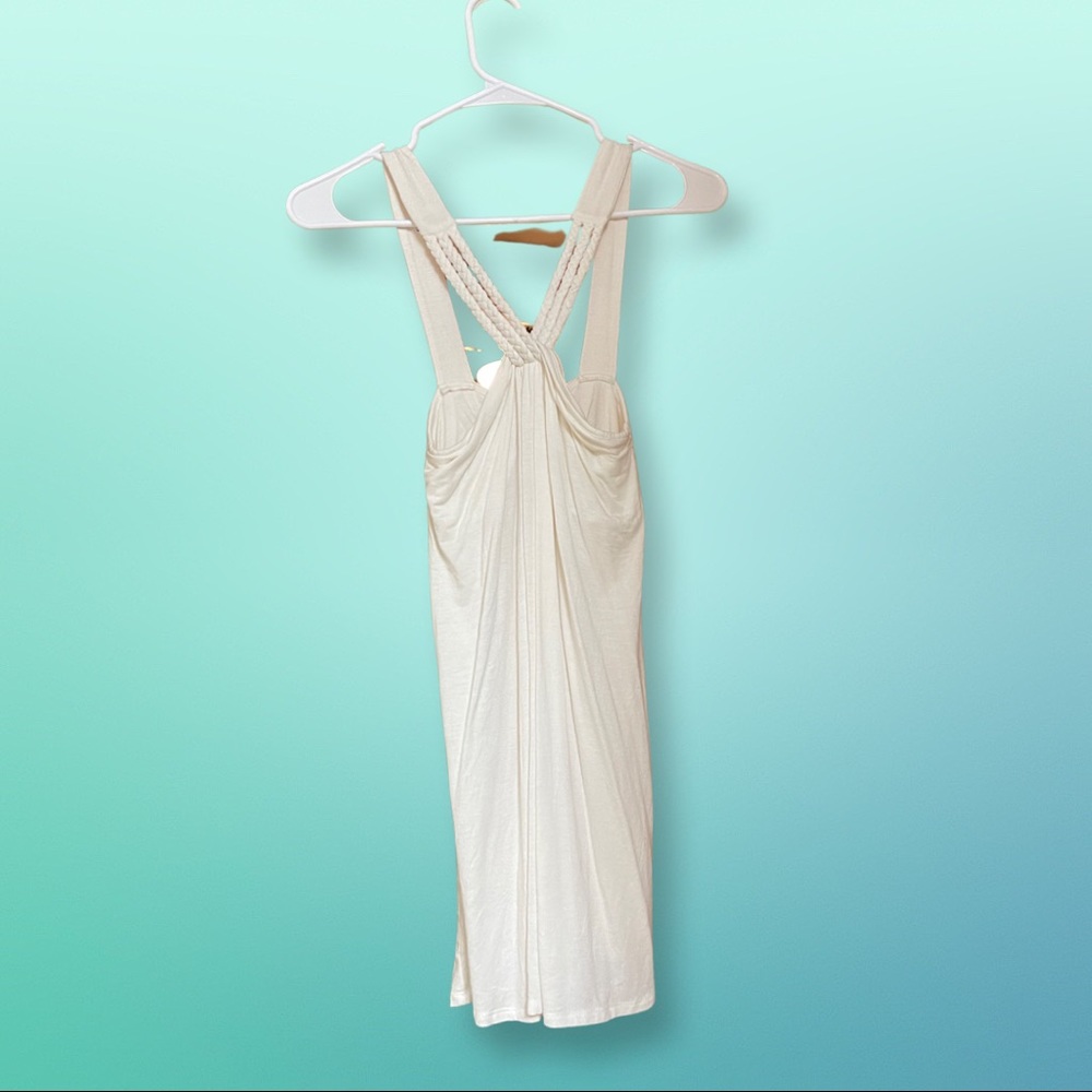 Woman’s White sleeveless top.